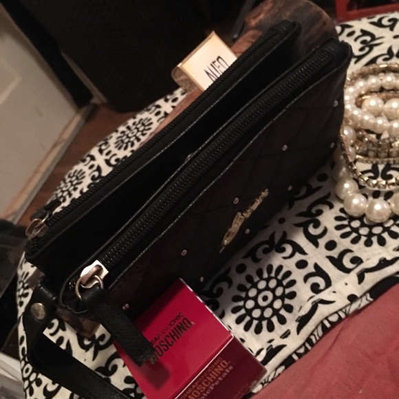 *NWOT* GUESS - Large Soft  Black Zip Wallet/Clutch - Picture 5 of 8